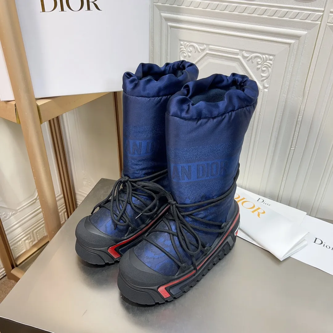 Men's shoes p600! The highest version on the market, Dior Dior's king style snow boots, ski boots, fat and cute, so cute →_→ from the DiorAlps limited series, unique. Shiny nylon Oblique print upper with criss-cross straps for an ideal fit. The technical fabric of the boot shaft, short-cut version, can be worn in the city or in the mountains. It makes the calf slimmer and taller, warm and concave. The boot shaft and sole are made of original waterproof padded lining. The embroidered fabric is original star ⭐ rubber non-slip thick sole and multi-module combination outsole. The size is 35-40. 41Customized